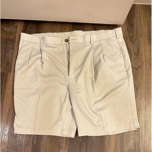 Men’s light colored pleated shorts!